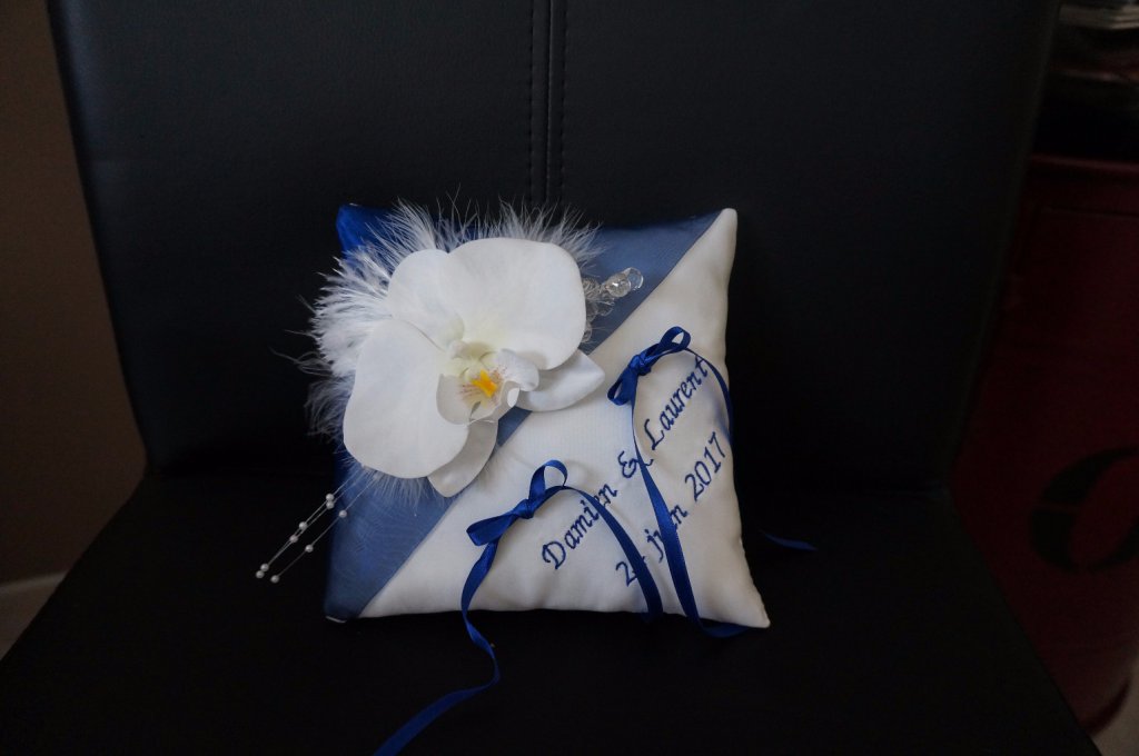 Ref 14R
Coussin d'alliance bleu roi et blanc
Organza bleu et orchidée blanche, perles et plumes
Coussin 19x19cm
Porte alliance mariage bleu roi 
39€