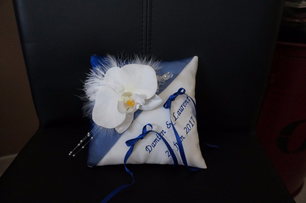 Ref 14R
Coussin d'alliance bleu roi et blanc
Organza bleu et orchidée blanche, perles et plumes
Coussin 19x19cm
Porte alliance mariage bleu roi
39€