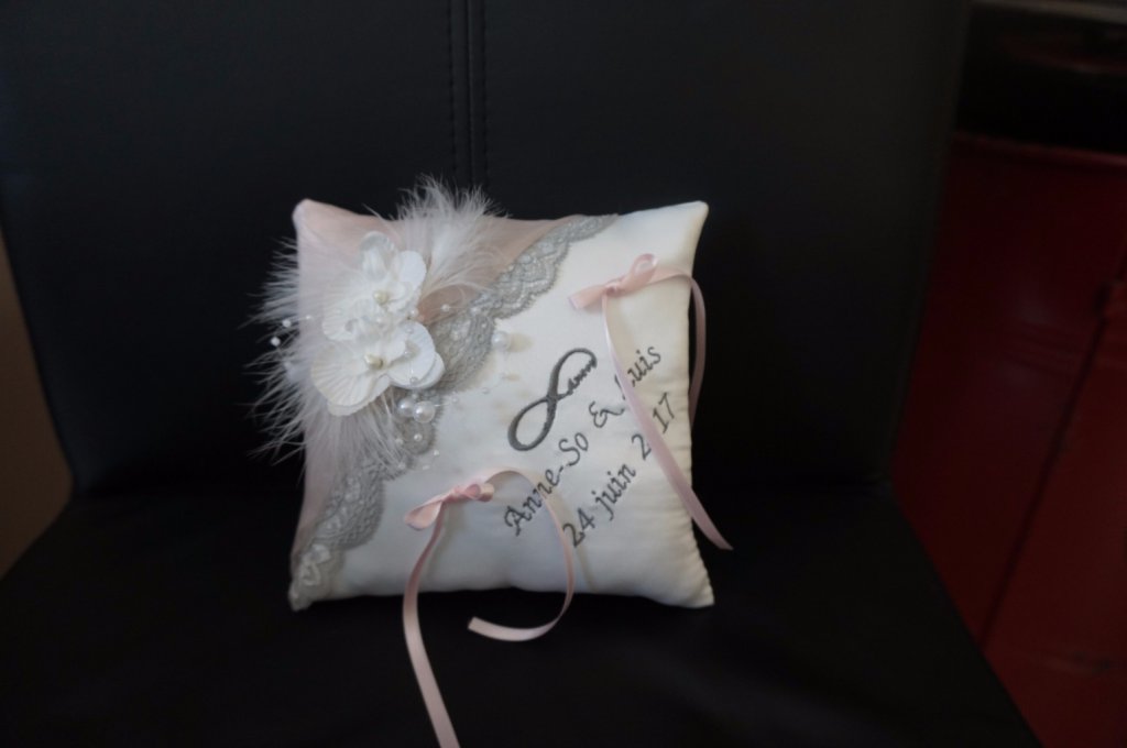 Ref 14M
Coussin d'alliance rose et gris en dentelle
Porte alliance mariage rose et gris
Broderie symbole amour infini (amor ou love)
Orchidée plumes et perles
Coussin 19x19cm
40€