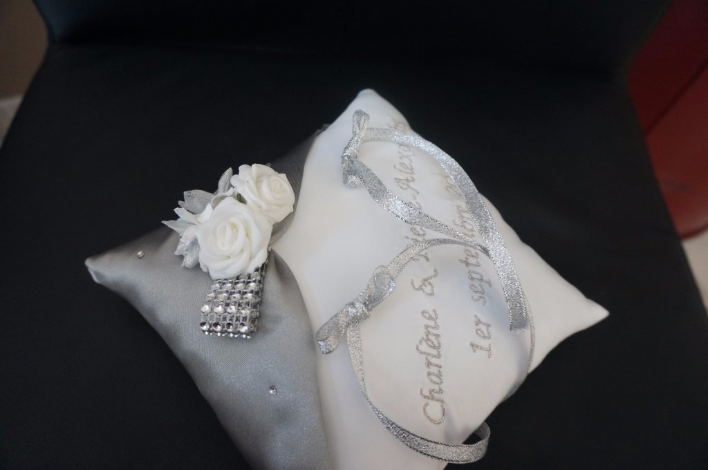 Ref 14G
Coussin d'alliance argent et blanc
Porte alliance mariage strass et fleur
coussin 19x19cm
39€