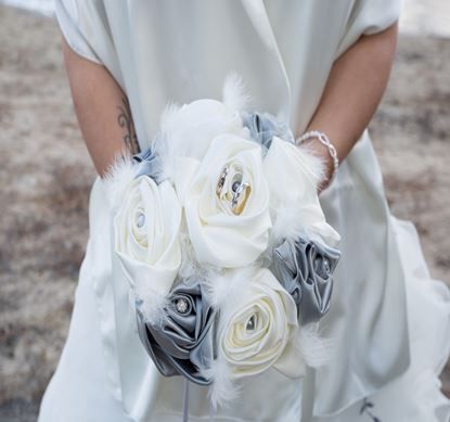 Bouquet de mariée tissu gris et ivoire
Bouquet de mariage accessoires
Bouquet de mariée original
Créatrice fleur en tissu
Bouquet de mariée sans fleurs
Création fleurs de mariée