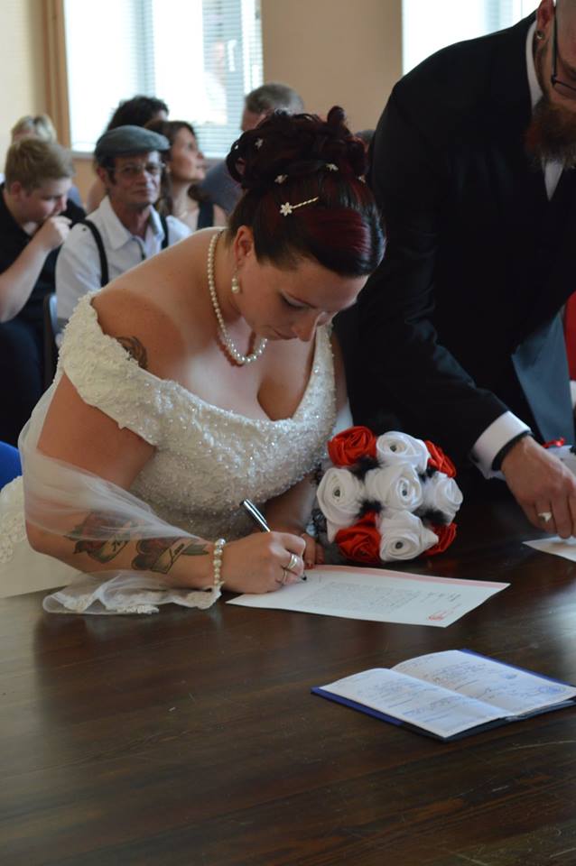 Bouquet de mariée tissu rouge et blanc
Bouquet de mariage accessoires
Bouquet de mariée original satin rouge noir blanc