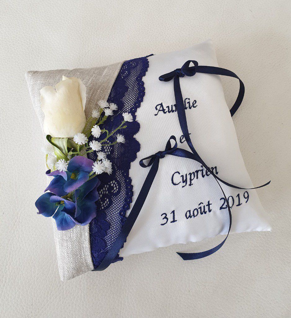 Ref 196
Coussin alliance dentelle et lin naturel
Porte alliance mariage bleu marine 
hortensia, gypsophile et rose 
38€