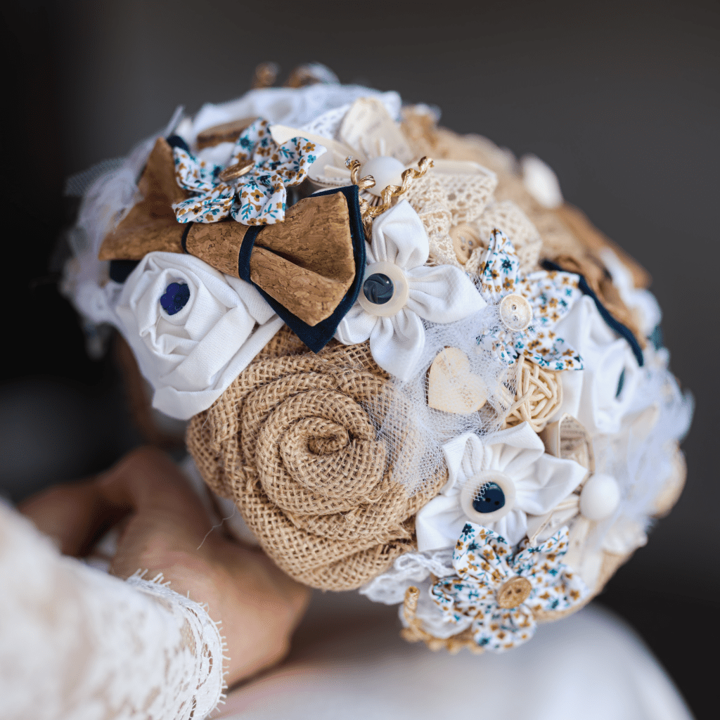 Bouquet de mariée champêtre avec bleu marine.
Bouquet toile de jute et tissu liberty.
Bouquet de mariée sans fleurs
Bouquet origami
Création fleurs de mariée