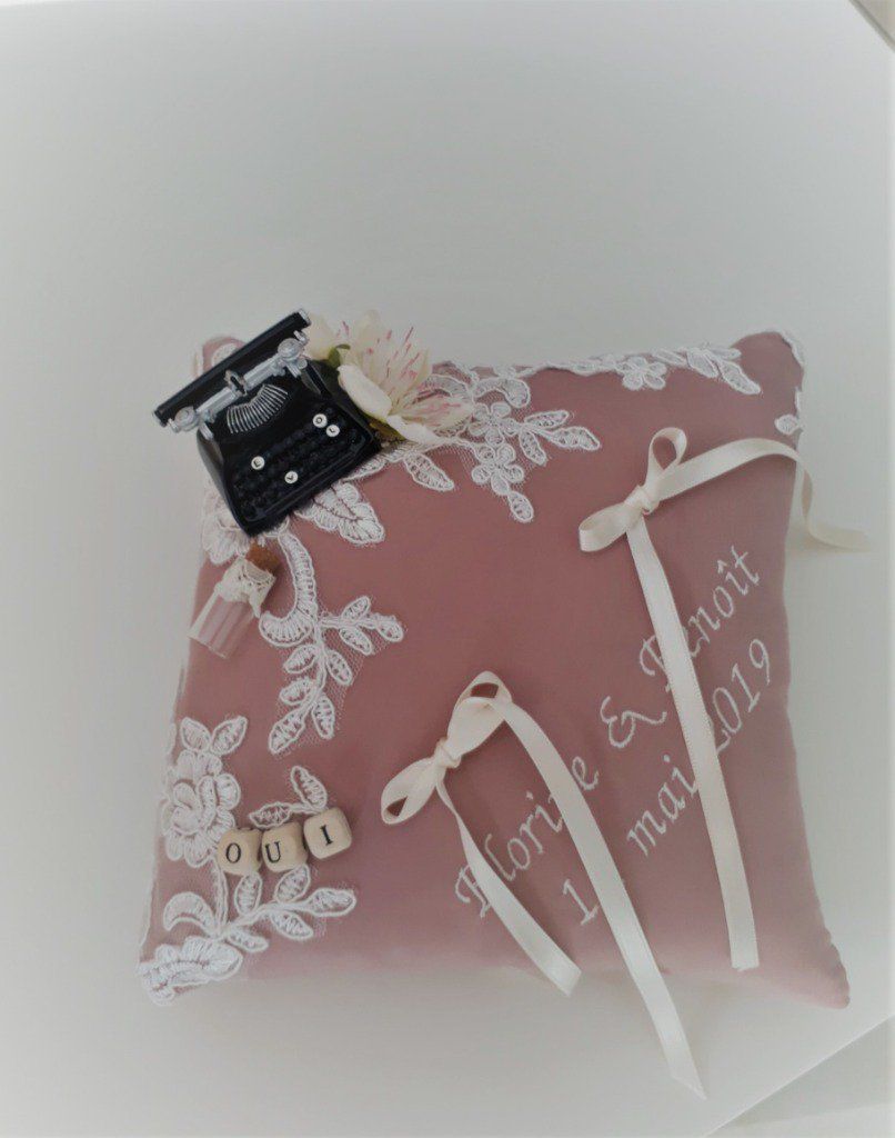 Ref 12w
Porte alliance mariage retro vintage
Coussin d'alliance vieux rose
Dentelle et machine à écrire 44€ 19x19cm