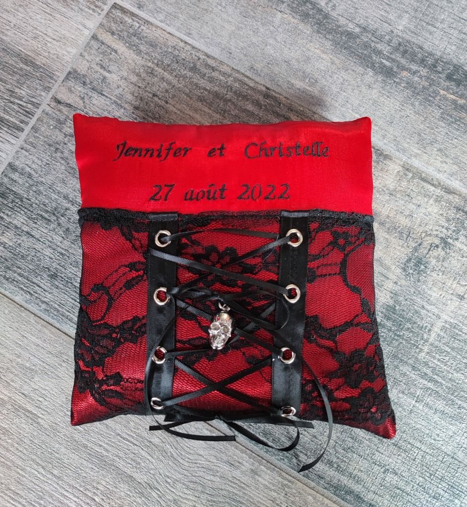 Ref 8Y
Porte alliance gothique 
Coussin d'alliance rouge et noir dentelle
40€