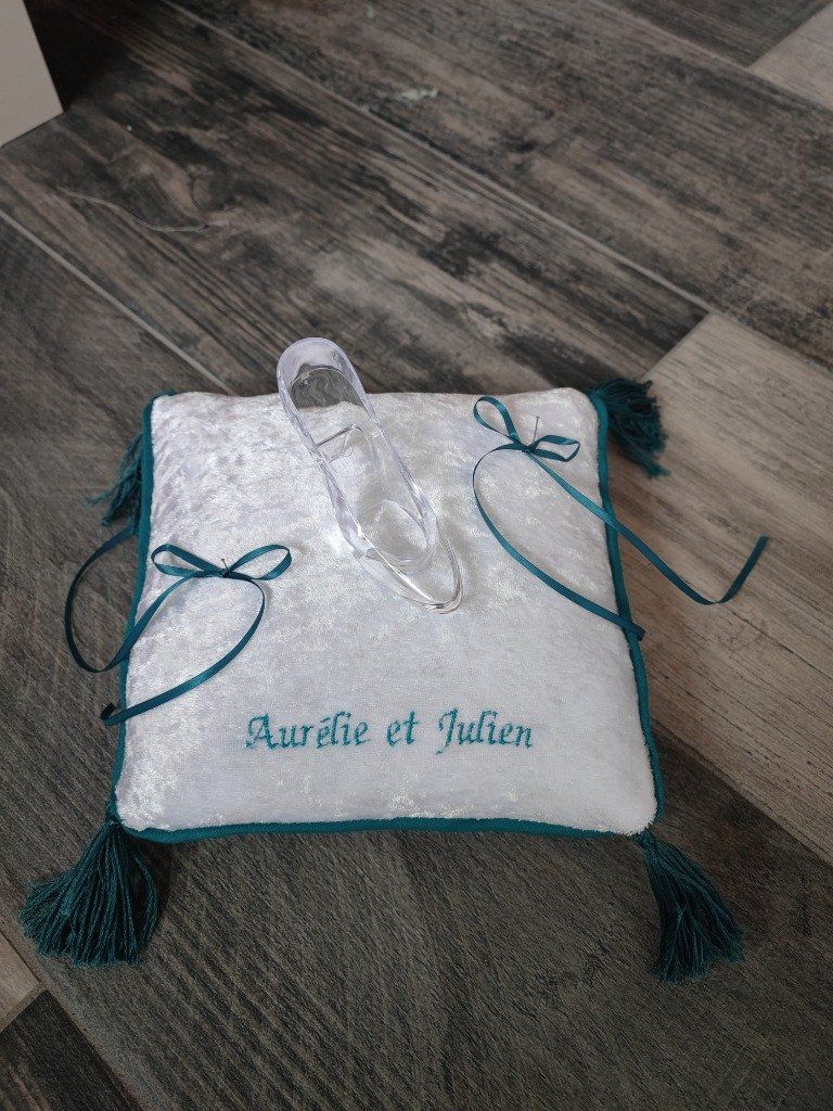 Ref 5-4
Porte alliance princesse cendrillon
Coussin velours blanc et bleu canard
Chaussure en plexiglas, pompon 45€