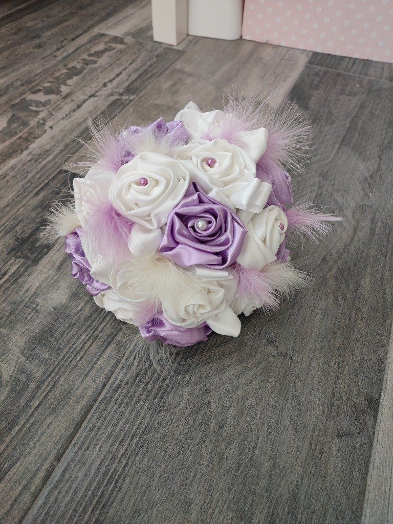 Bouquet de mariée ivoire et parme / mauve
95€ 
Ajout de rubans pour jeux du ruban en supplément
Bouquet de mariée sans fleur