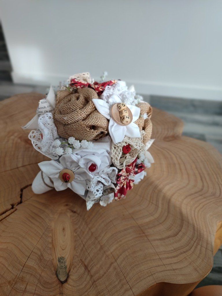 Réf 2.6
Bouquet de mariée champêtre tissu mix 
Coton blanc et fleurs Liberty, toile de jute, papier origami, dentelle 140€
Bouquet de mariée sans fleurs, bouquet original
Bouquet de mariée personnalisé