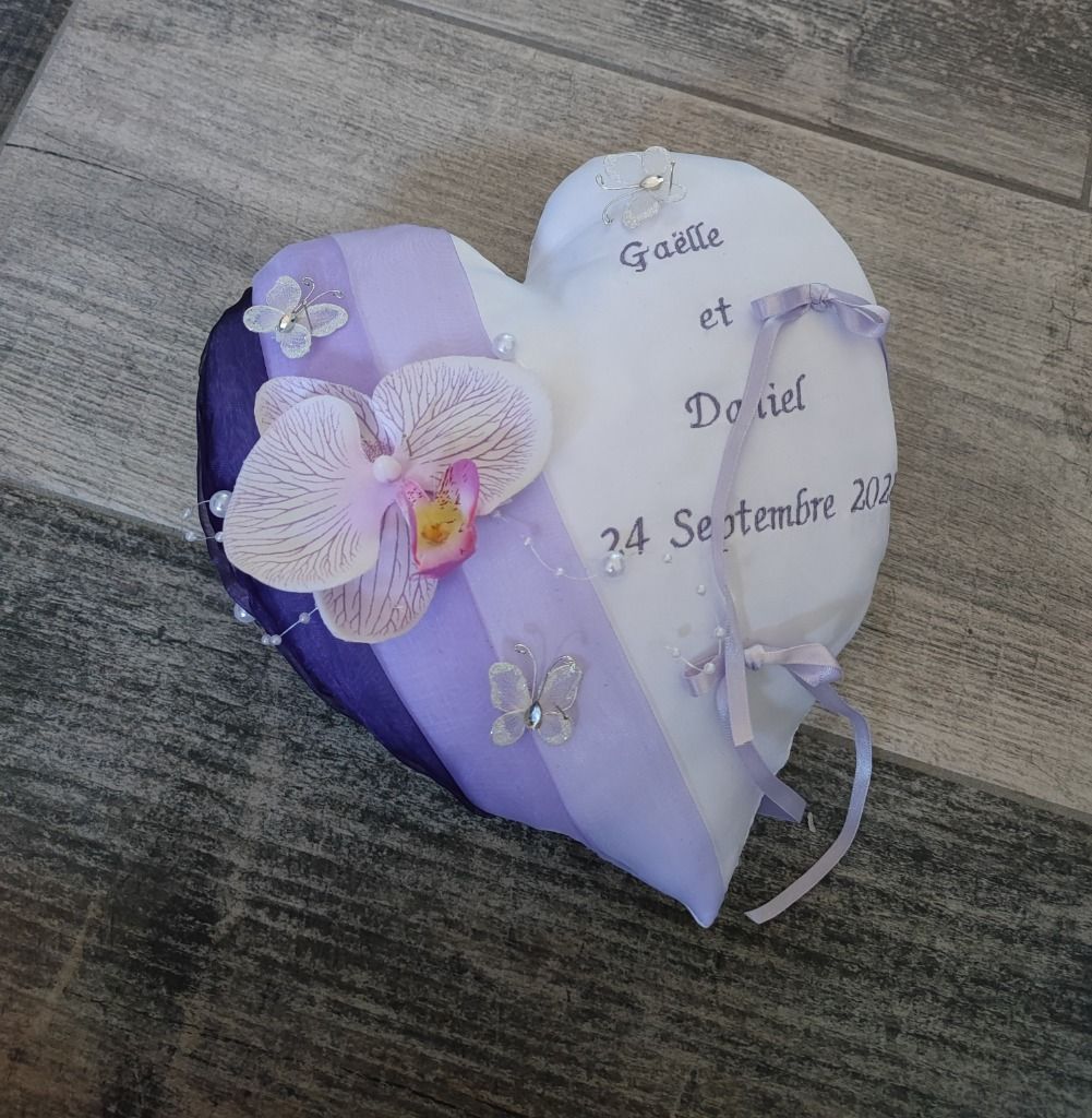 Ref 6.6
Coussin alliances coeur parme et violet
Orchidée et papillons 
40€