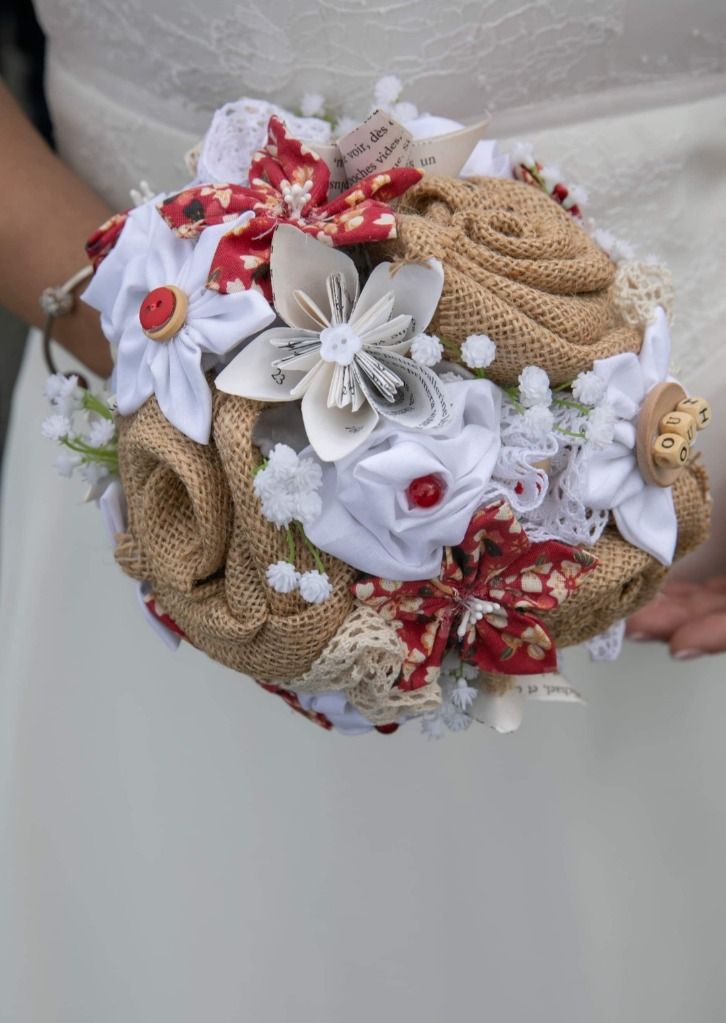 Bouquet de mariée alternatif
Bouquet de mariée en tissu champêtre
Bouquet de mariée sans fleur