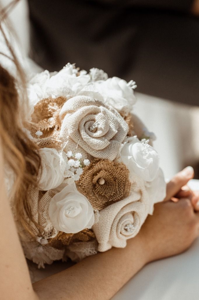 Bouquet de mariée personnalisé fleur en mousseline et toile de jute