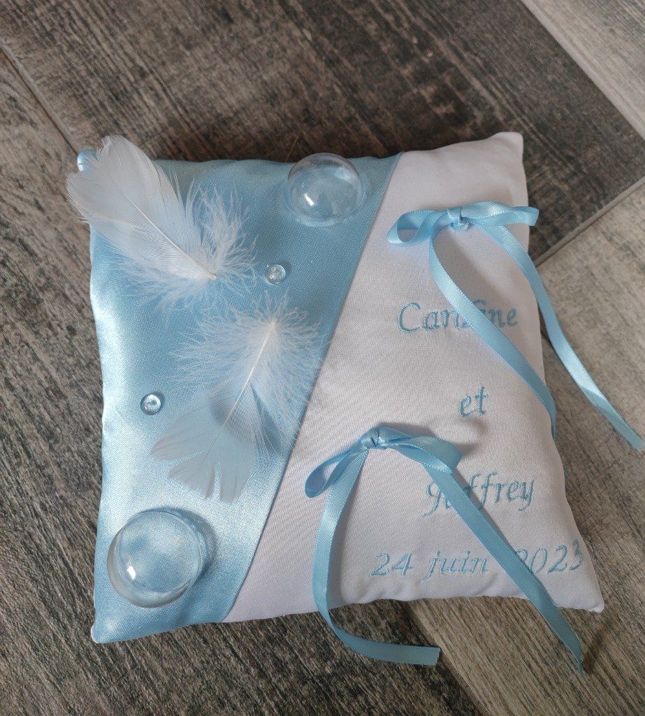 Réf 160
Porte alliances mariage thème bulle et plumes bleu ciel 
39€