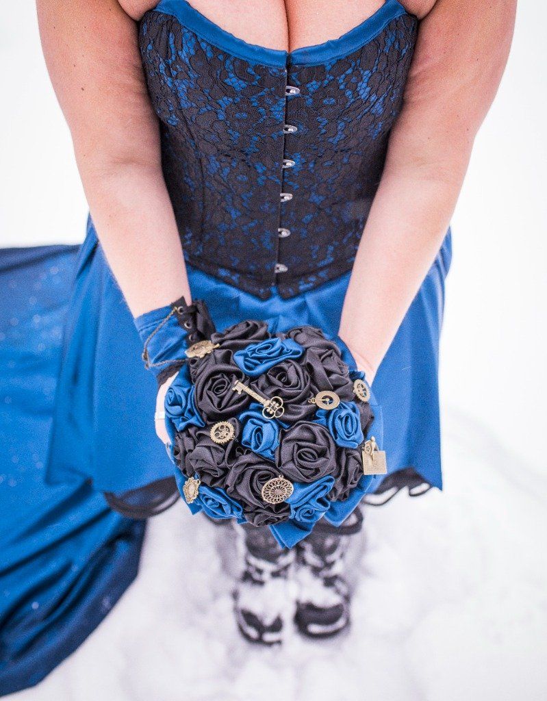 Bouquet de mariée steampunk
Bouquet de mariée personnalisé sans fleur
Bouquet de mariée en satin
Création fleurs de mariée