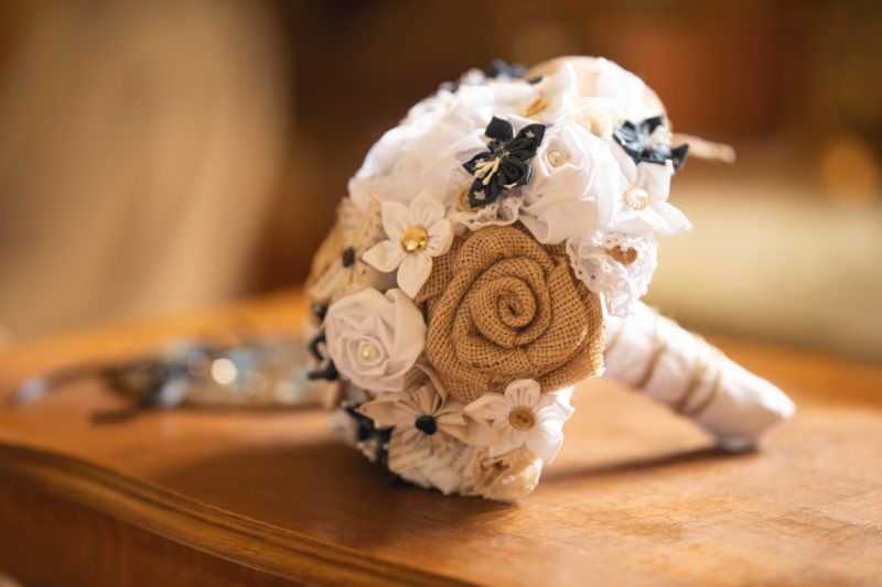 Bouquet de mariée touche bleu nuit motif étoile.
Bouquet de mariée champêtre en tissu.
Bouquet de mariée sans fleurs
Création fleurs de mariée