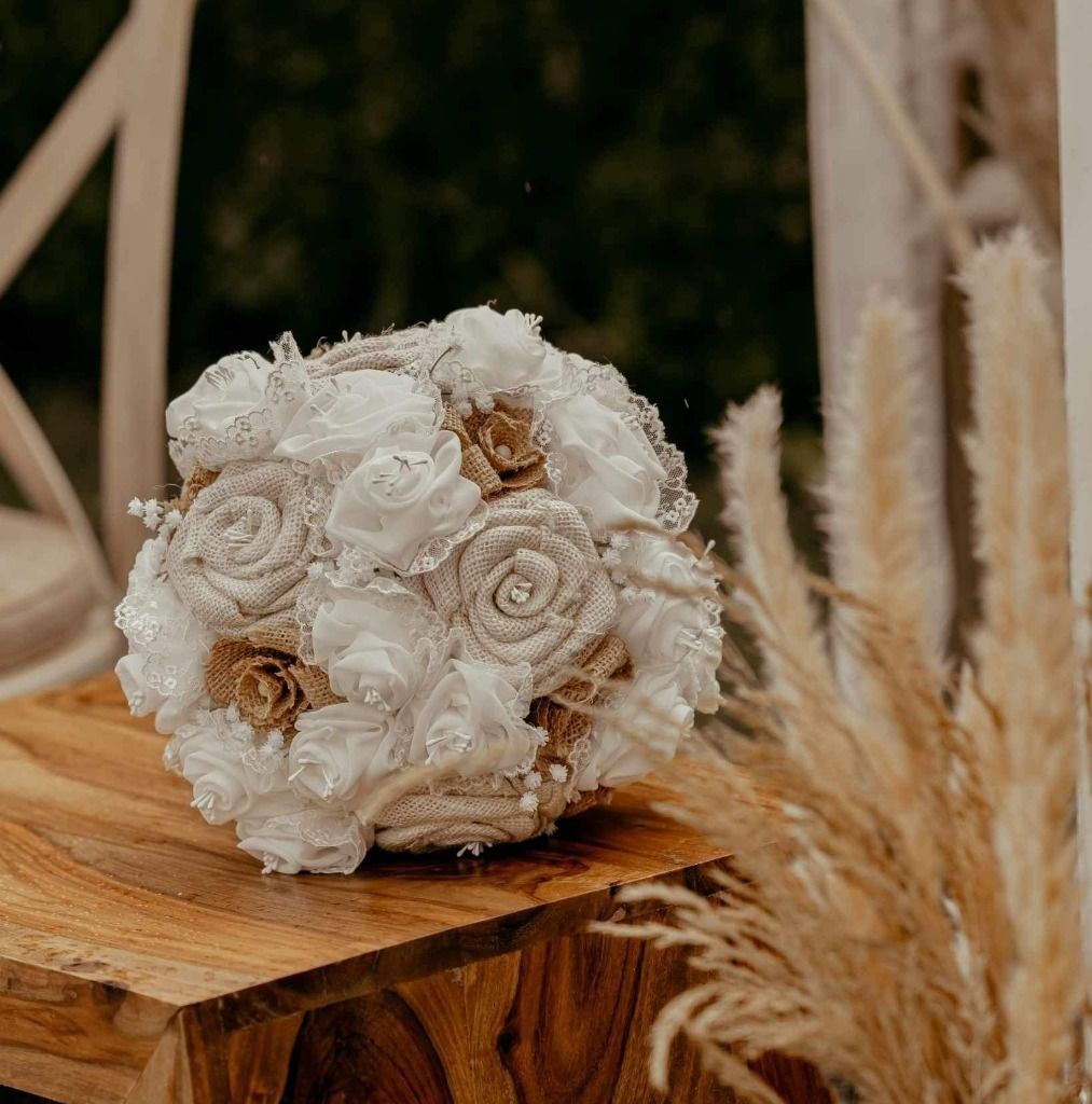Bouquet de mariée champêtre
Bouquet de mariée tissu mousseline, dentelle et toile de jute.
Bouquet de mariée alternatif