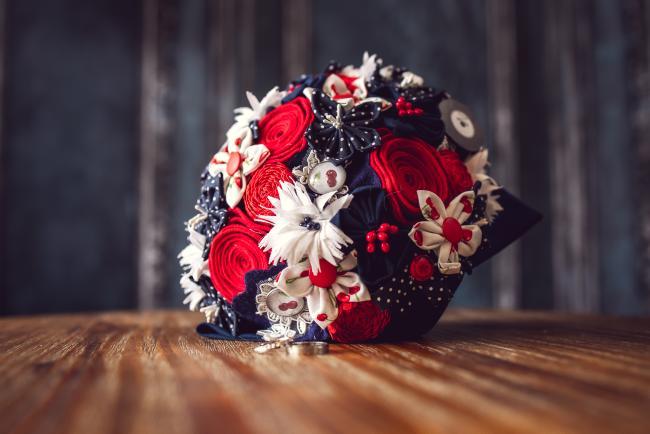 Bouquet de mariée rockabilly
Bouquet de mariée tissu
Bouquet de mariée sans fleurs
Créatrice fleurs en tissu