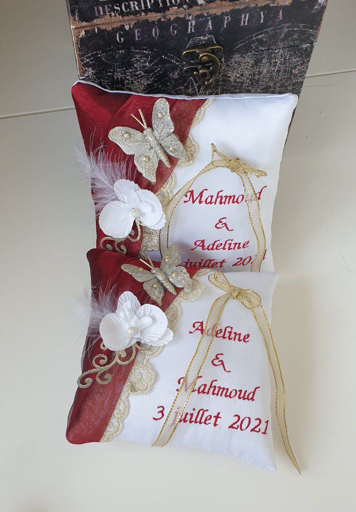 Ref 221
Mini duo de coussin d'alliance 15cm
Porte alliance mariage oriental Bordeaux et or 
Mariage rouge foncé et doré avec dentelle, orchidée et papillon, arabesque
50€