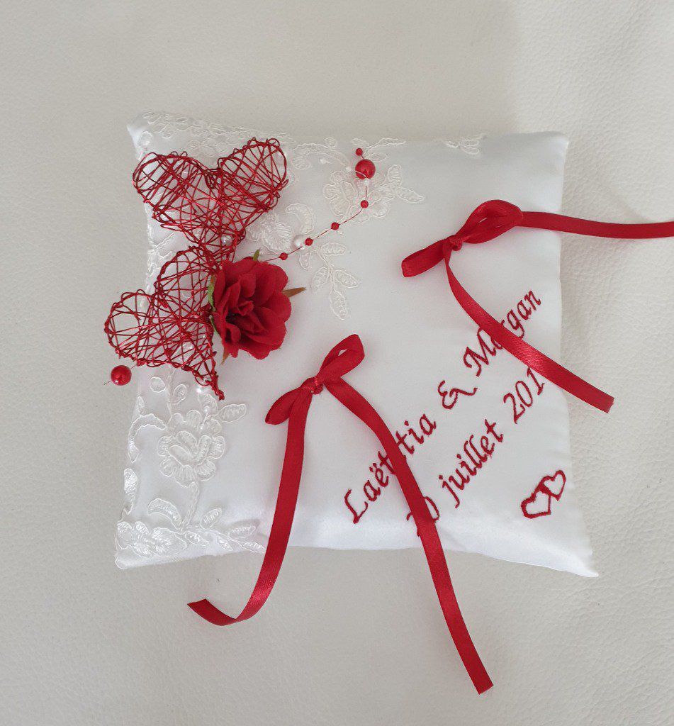 Ref 19D
Coussin alliance coeur rouge alu et rose rouge, perles
Porte alliance rouge et blanc dentelle
Dentelle 42€