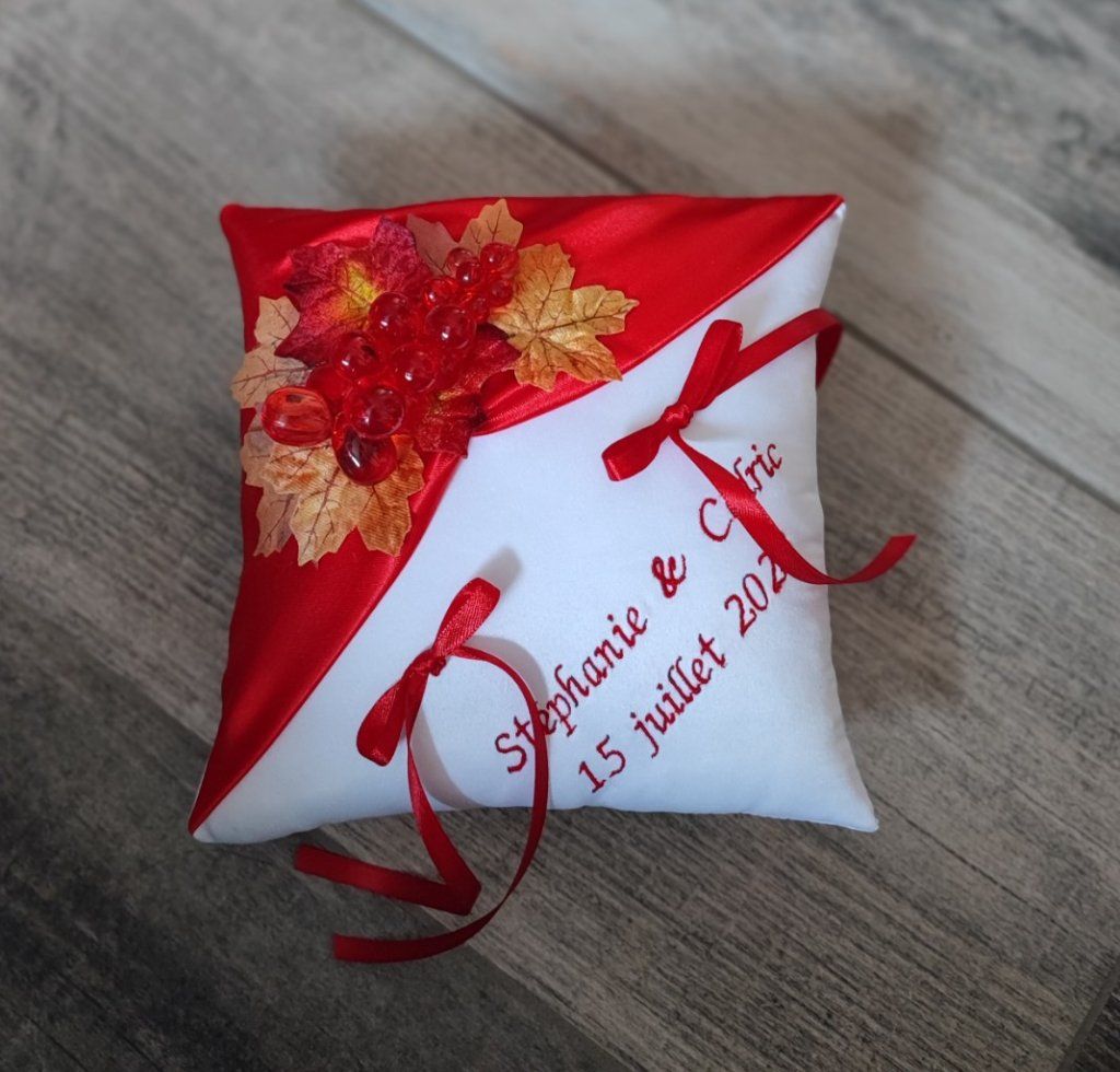 Ref 7W
Coussin d'alliance mariage theme vendanges, vigne, vignoble
Base blanche,drapé satin rouge.
Raisin factice rouge (ou vert ou or)
Broderie
39€