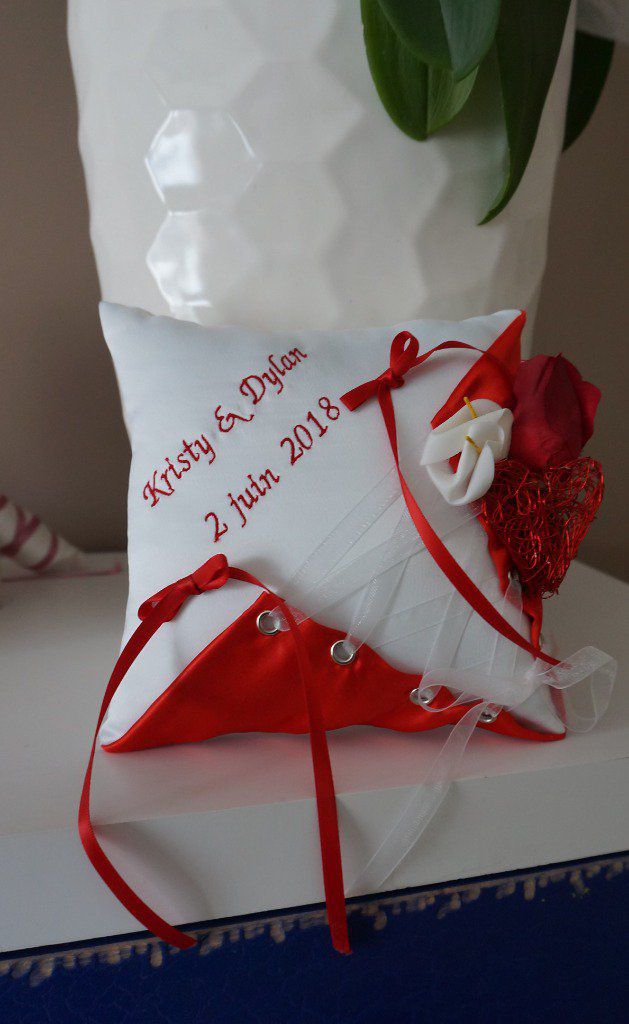 Ref:3-i
Coussin d'alliance forme corset rouge et blanc
Mariage theme Amour passion
19x19cm
38€