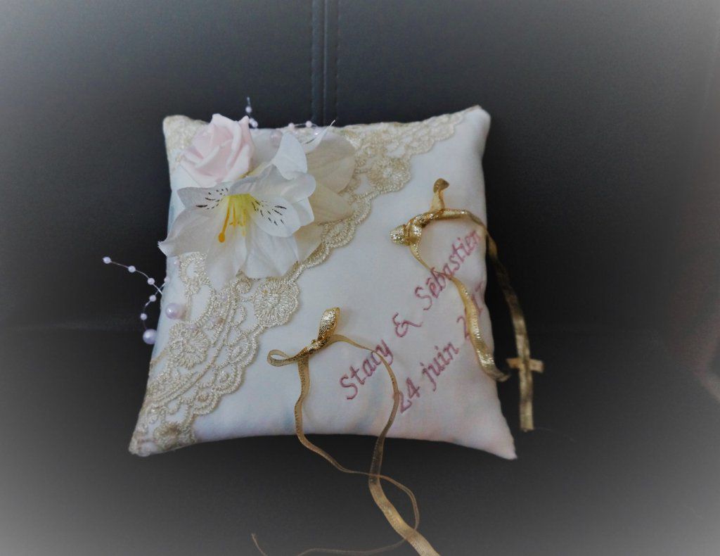 Ref 13P
Coussin d'alliance dentelle or
Porte alliance fleur de lys et rose
Porte alliance mariage doré or
40€ 19x19cm