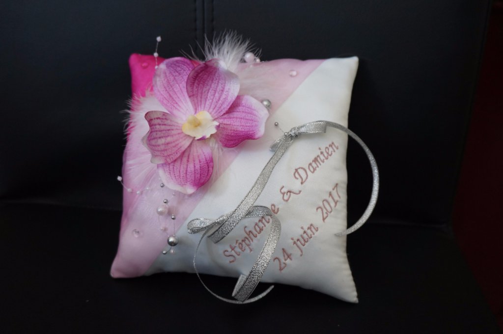 Ref 14V
Coussin d'alliance rose pale et fuchsia, touche argenté
orchidée rose, perles et plumes
Porte alliance mariage rose
39€