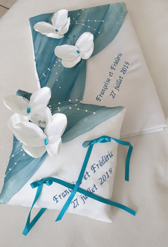 Ref 19N
Coussin alliance bleu charrette theme papillons 
Porte alliance mariage bleu et blanc
38€
Livre d'or assorti 47€