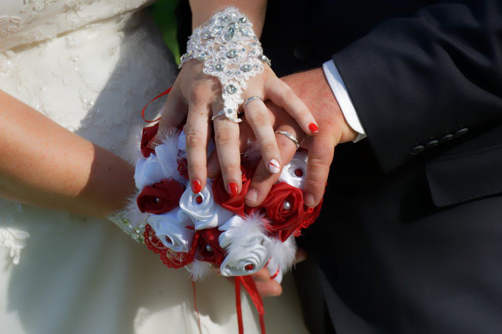 Bouquet de mariée tissu rouge et blanc
Bouquet de mariage accessoires
Bouquet de mariée original satin rouge et blanc