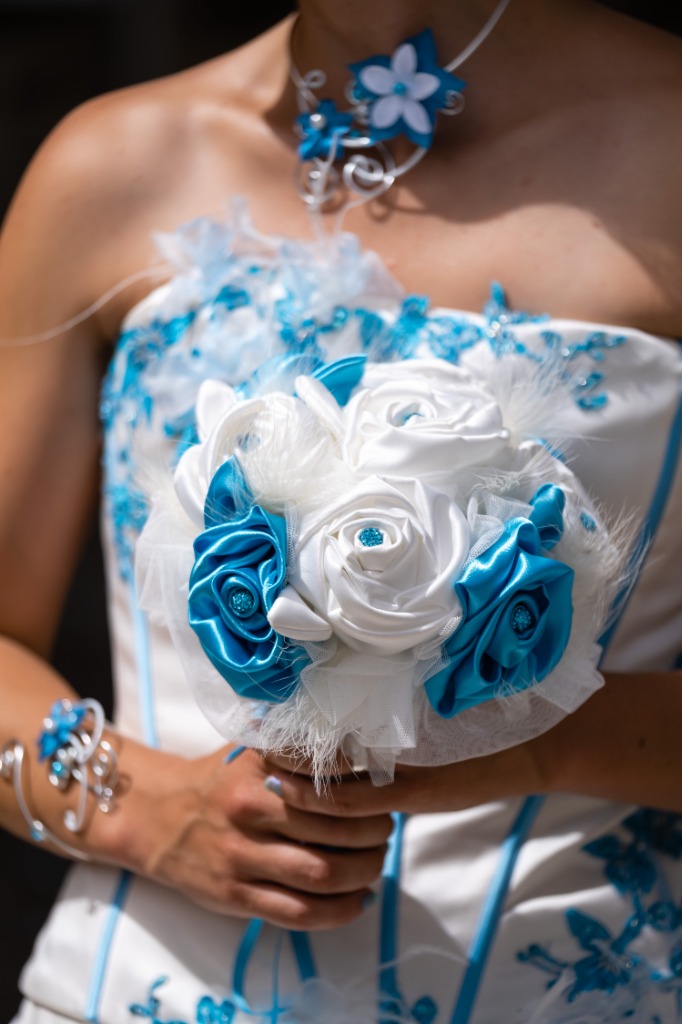 Bouquet de  mariée tissu roses turquoise et ivoire
Bouquet de mariée en satin turquoise et blanc , tulle et plumes et perles strass