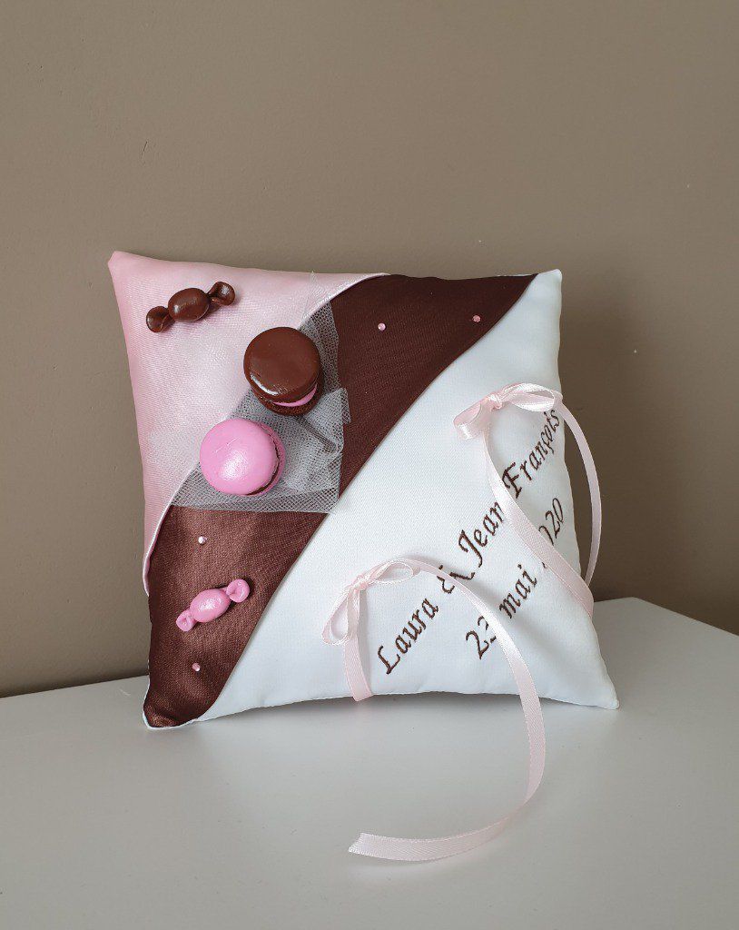 Ref 134
Porte alliance gourmand
Porte alliance mariage gourmandise macaron
Coussin d'alliance theme gourmandise et macaron/ bonbon
42€ 19x19cm