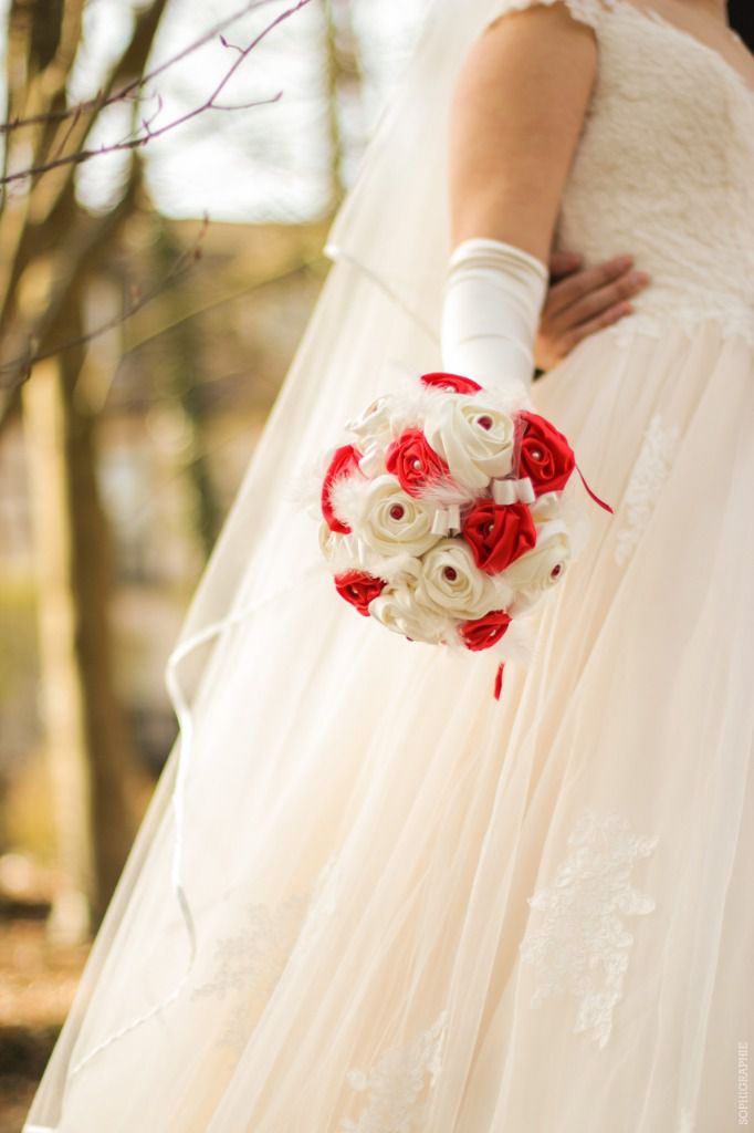 Bouquet de mariée rouge et ivoire en tissu
Bouquet de mariage accessoires
Bouquet de mariée original en satin rouge et plumes
Créatrice fleur en tissu