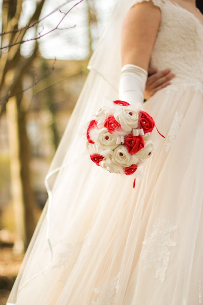 Bouquet de mariée rouge et ivoire en tissu
Bouquet de mariage accessoires
Bouquet de mariée original en satin rouge et plumes
Créatrice fleur en tissu
Bouquet de mariée sans fleurs
Création fleurs de mariée