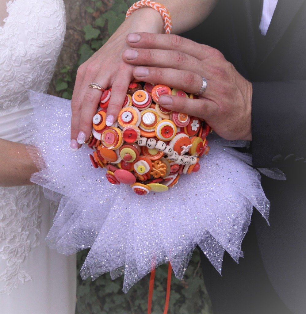 Bouquet de mariée alternatif
Bouquet de mariée en boutons orangés
Mariage original
Bouquet de mariée sans fleur