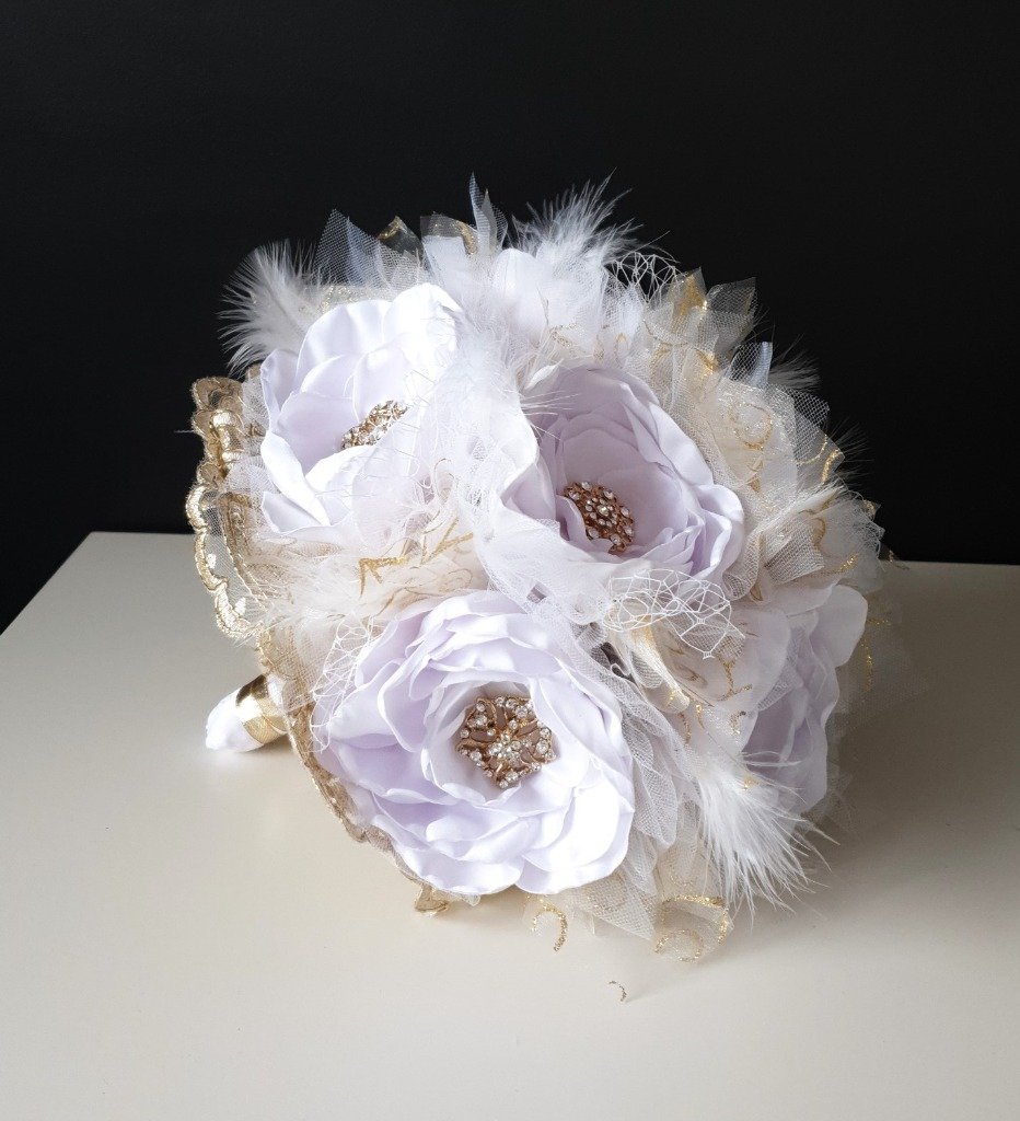 BP12
Bouquet de mariée bijoux et tissu 
Satin et dentelle dorée , plumes et voilette, bijoux strass, tulle pailleté or
bouquet bijoux, 

Bouquet de mariée sans fleur