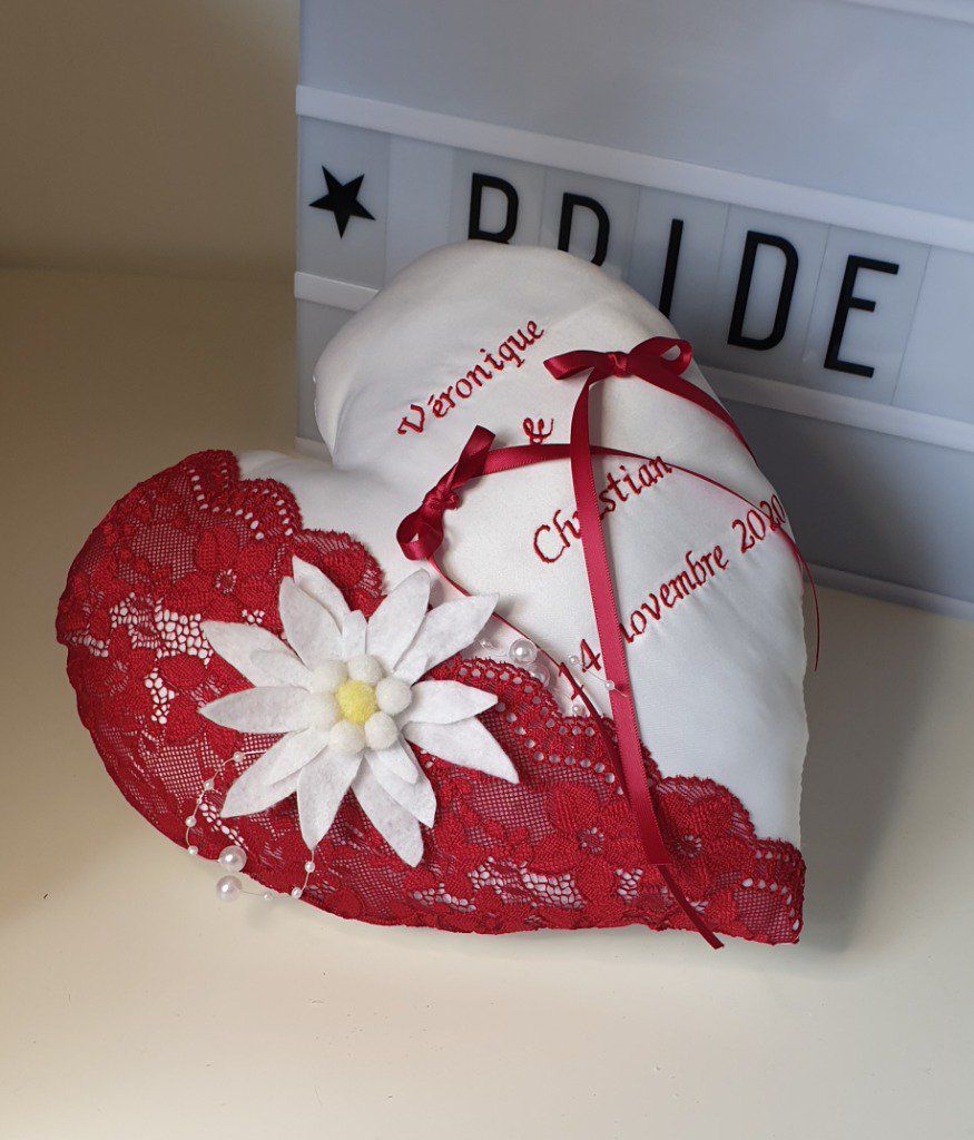 Ref 223
Porte alliance coeur fleur edelweiss
Dentelle rouge foncé bordeaux
40€