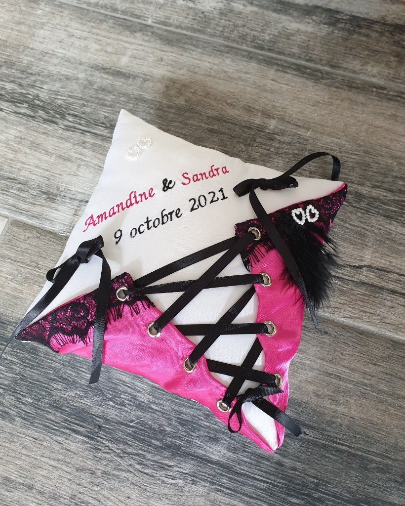 Ref 19A
Porte alliance theme cabaret fuchsia et noir 
coussin alliance mariage fuchsia et noir forme corset
40€  19x19cm
