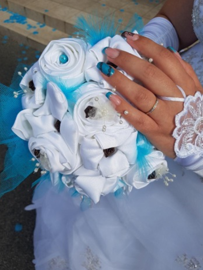 Bouquet de mariée tissu blanc et turquoise
Bouquet de mariage accessoires
Bouquet de mariée original
Bouquet de mariée sans fleurs
Création fleurs de mariée
