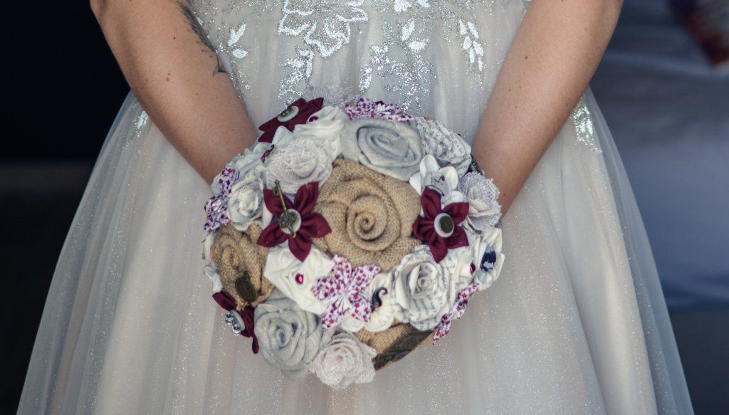 Bouquet de mariée bordeaux thème Sherlock Holmes
Bouquet de mariée tissu sans fleurs