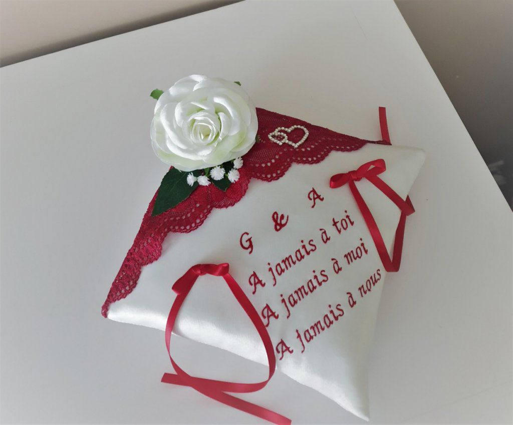 ref 147
Porte alliance rouge et ivoire
Porte alliance mariage rouge strass
coussin d'alliance dentelle et strass
39€