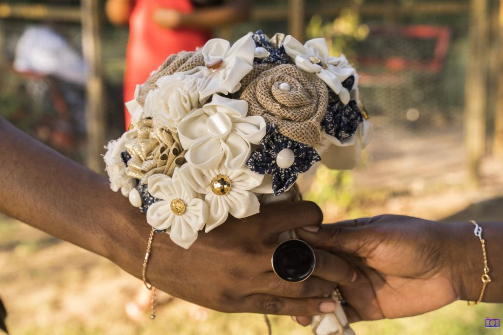 Bouquet de mariage bleu marine accessoires
Bouquet de mariée original champêtre
Créatrice fleur en tissu