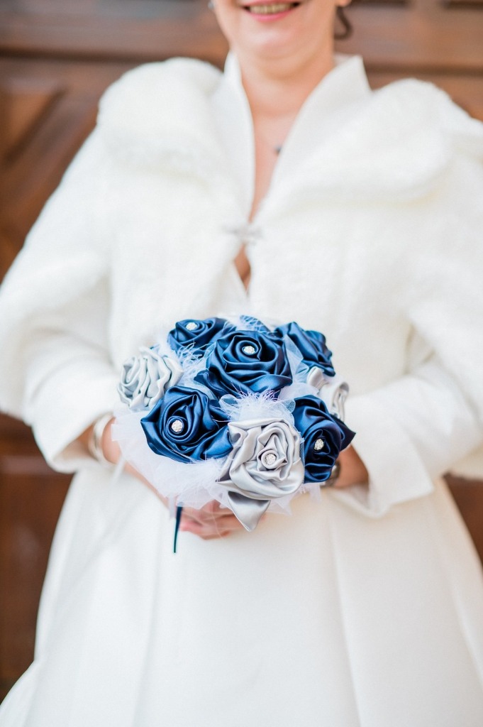 Bouquet de mariée tissu bleu marine et argent
Bouquet de mariage accessoire tissu perles plumes
Bouquet de mariage original
Créatrice fleur en tissu
Bouquet de mariée sans fleurs
Création fleurs de mariée
