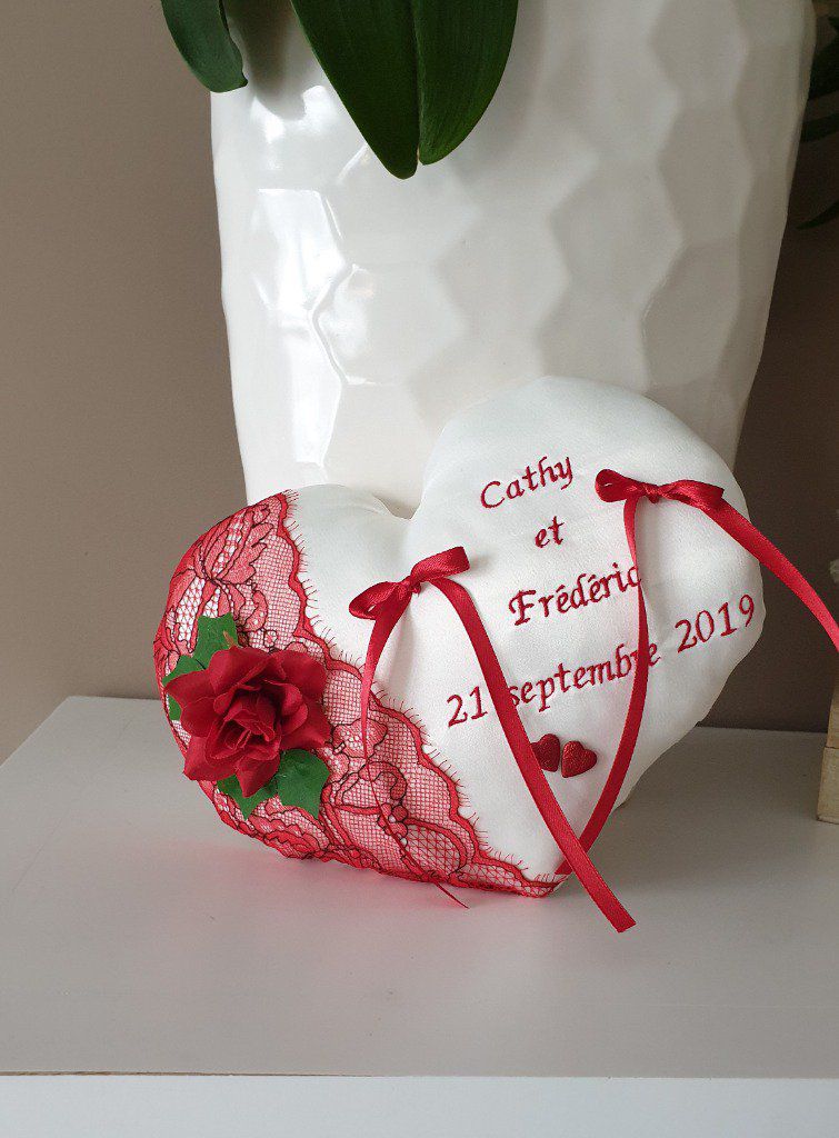 Ref 2C26
Coussin d'alliance coeur dentelle rouge
Rose rouge et lierre, coussin 22x15cm
40€