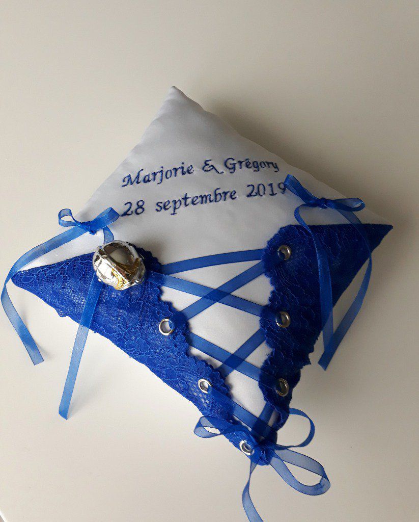 ref 2.2
Coussin alliance mariage theme pompier en bleu roi
Coussin porte alliance corset en dentelle , casque pompier
44€ 19x19cm