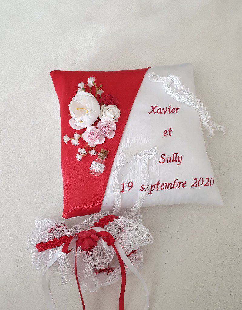 Ref 205
Coussin d'alliance rouge et blanc , nœuds en dentelle, mariage champêtre
39€
Jarretière 20€