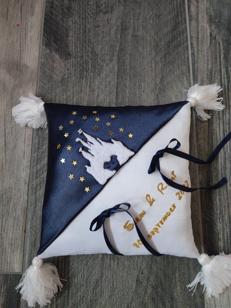 Ref 5W
Porte alliance mariage disney
Château disney brodé , pompon blanc, police d'écriture style Disney , 44€