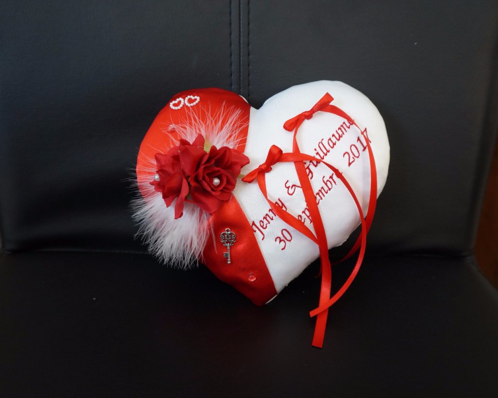 Ref 2C17
Coussin d'alliance coeur rouge et blanc 22cm
Roses rouge et clé de l'amour
40€