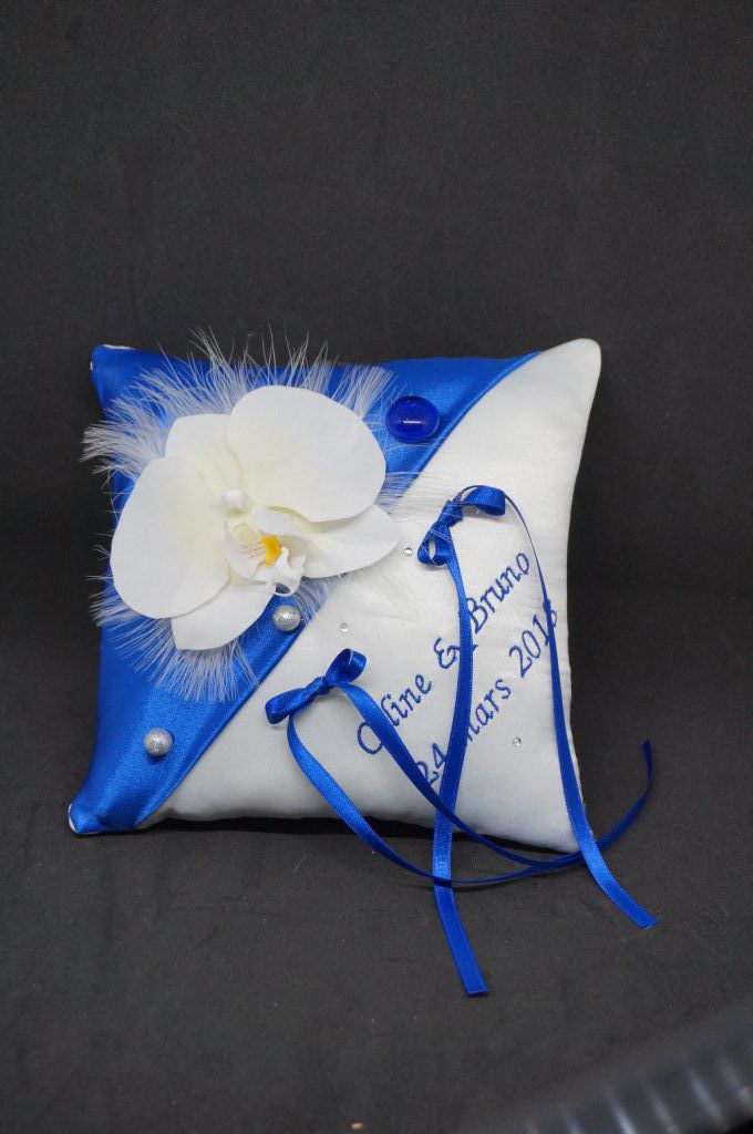 Ref 16T
Coussin d'alliance bleu roi et blanc
Coussin 19x19cm
Broderie et decor orchidée plumes, galet...
38€