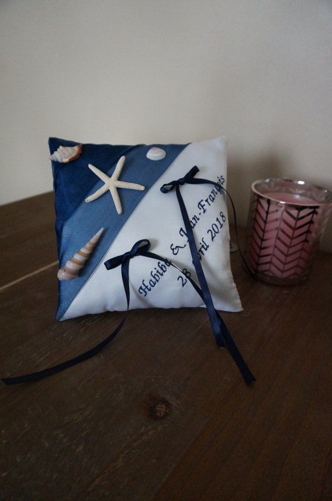 Ref 17V
Coussin d'alliance theme mer bleu marine
Porte alliance mariage mer plage
Etoile de mer coquillages 40€