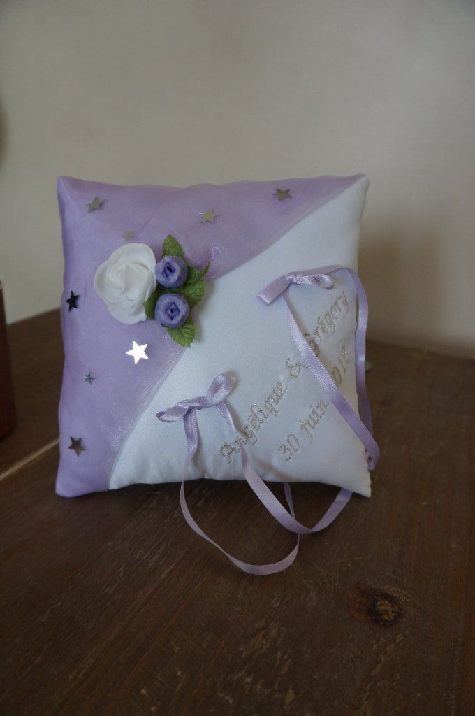 Ref 17T
Coussin d'alliance parme theme dans les étoiles
Porte alliance mariage parme mauve et étoiles
Broderie argent
39€